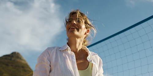 Eine Frau spielt Volleyball Eine Frau spielt Volleyball